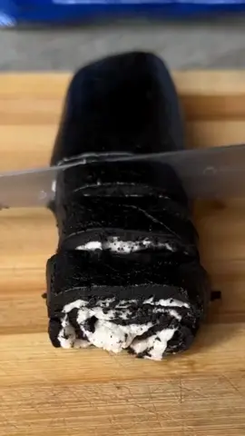 Oreo sushi is a fun dessert twist made by rolling crushed Oreos with cream filling, shaped like sushi rolls, and sliced into bite-sized pieces. 🍪🍫✨ #oreo #sushi #cream #fyp #viralvideo #100kviews #creative #Foodie 