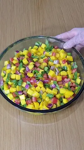 VINAGRETE DE MANGA SIMPLES FÁCIL E MUITO GOSTOSA!!  INGREDIENTES:  3 mangas descascadas e picadas  1 cebola roxa picada  1 tomate picado  1 limão espremido  Pimentão verde picado a gosto  Cheiro verde a gosto  Azeite a gosto  * Mistura tudo e está pronta  https://m.youtube.com/channel/UCPO1aFbzYek3bPae4-RyAMA.  #vinagretedemanga #receitadeliciosa #receitaparatiktok #tudosaudavel #alimentosdobem 