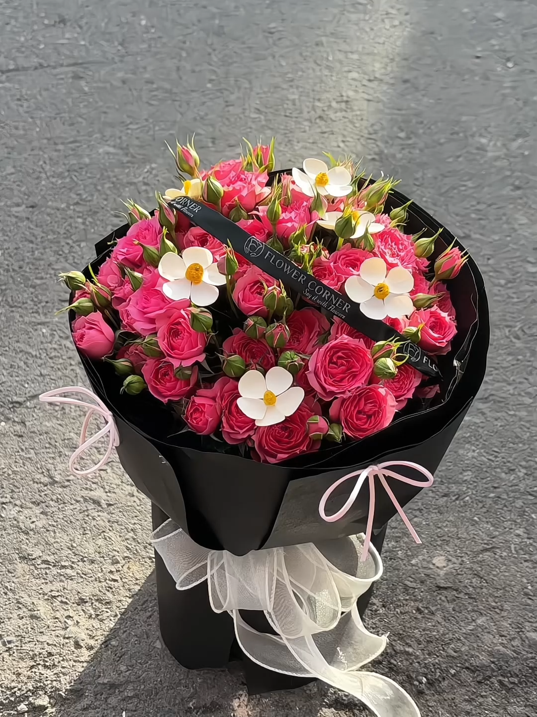 Hoa hồng chùm phối cùng bướm gỗ - đơn giản mà đáng yêu  #flowercorner #shophoa #sayitwithflowers #xuhuong #dathoaonline #flowercornervn #hoahongchum #viral
