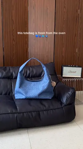 just wearing this blue totebag for this day!! #tgifproject #rekomendasitotebag #promomakangajian #totebag 