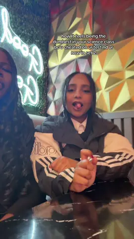 dk why she’s clapping tho she’s in too sets for everything #fyp #Science 