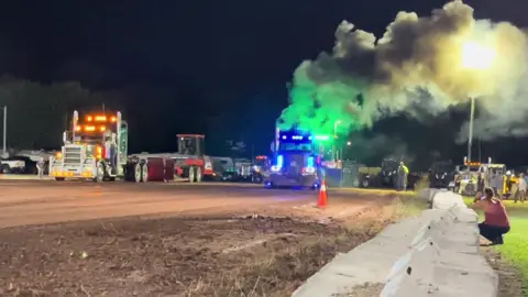 Hook 16 - trying to find some power but getting some gremlins instead😑 Great pulls by the other guys tho! @DSDDon @Duddy @Cody witzel #welcometowoodville #dsdtransport #corporatebankroll #truckpulling 