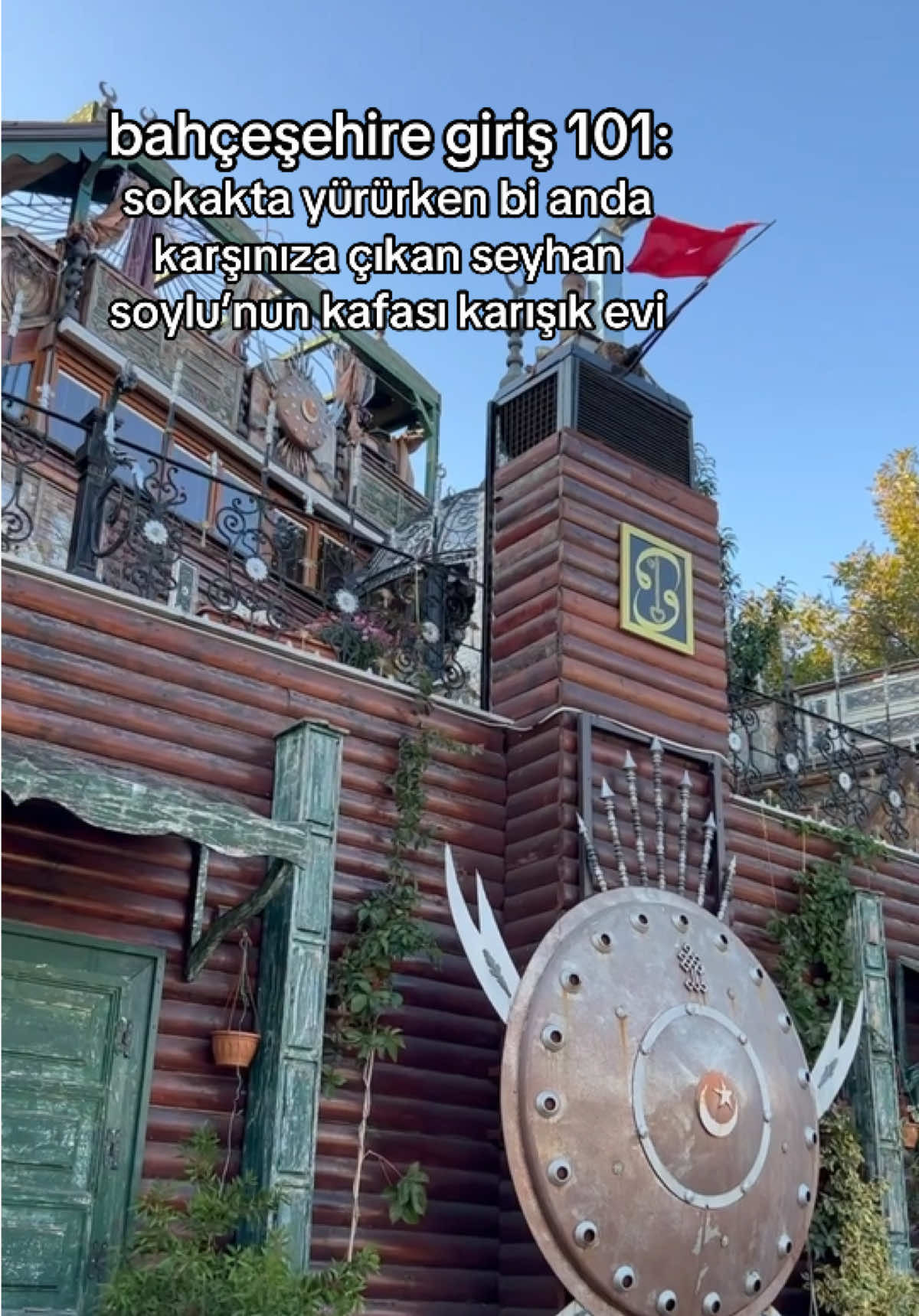 her göreni şok eden, ilk gördüğümde dernek falan sandığım ama sonradan sisi lakaplı seyhan soylu’ya ait olduğunu öğrendiğim şaheser. üzerinde tuğra kılıç kalkan fatih sultan mehmet atatürk göktürkler vav harfleri vb. pek çok eser barındırıyor ve açıkçası her gördüğümde BENİ KORKUTUYOR 