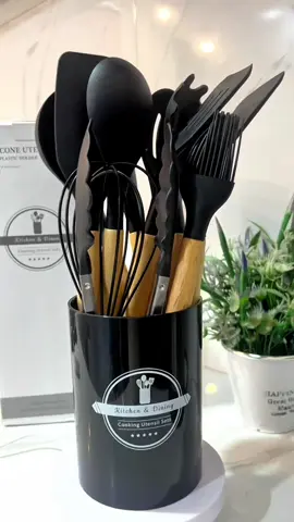 Transforme sua cozinha com estilo e praticidade! 🍳 Esse kit com 12 peças de silicone e cabo de madeira é perfeito para facilitar seu dia a dia na hora de cozinhar. Acompanha suporte para deixar tudo organizado e ainda tem várias cores lindas para combinar com sua cozinha. 👉 Aproveite agora com 64% de desconto por apenas R$ 35,49! #talheres #cozinha #donadecasa #pratos #concha 