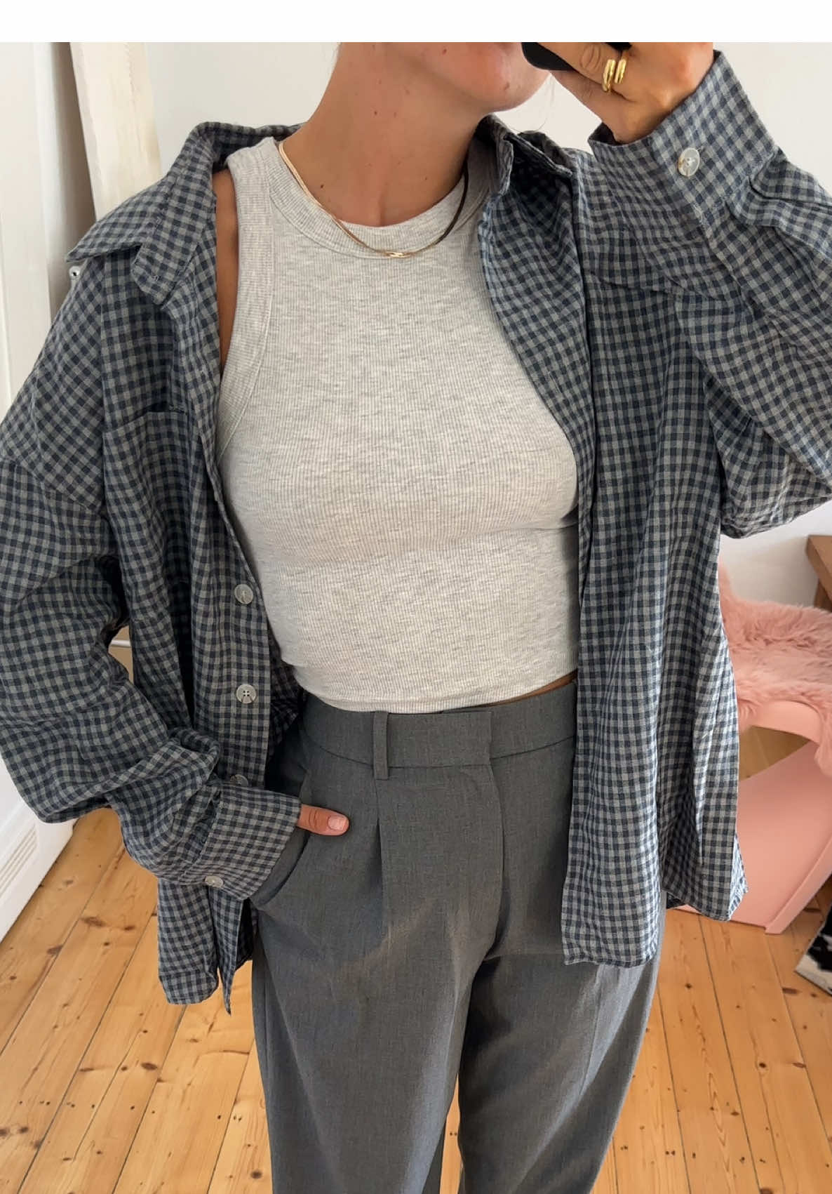 how to style flannel shirts 🩶 #flanneloutfit #flannelshirt #autumnoutfits #fallfashiontrends 