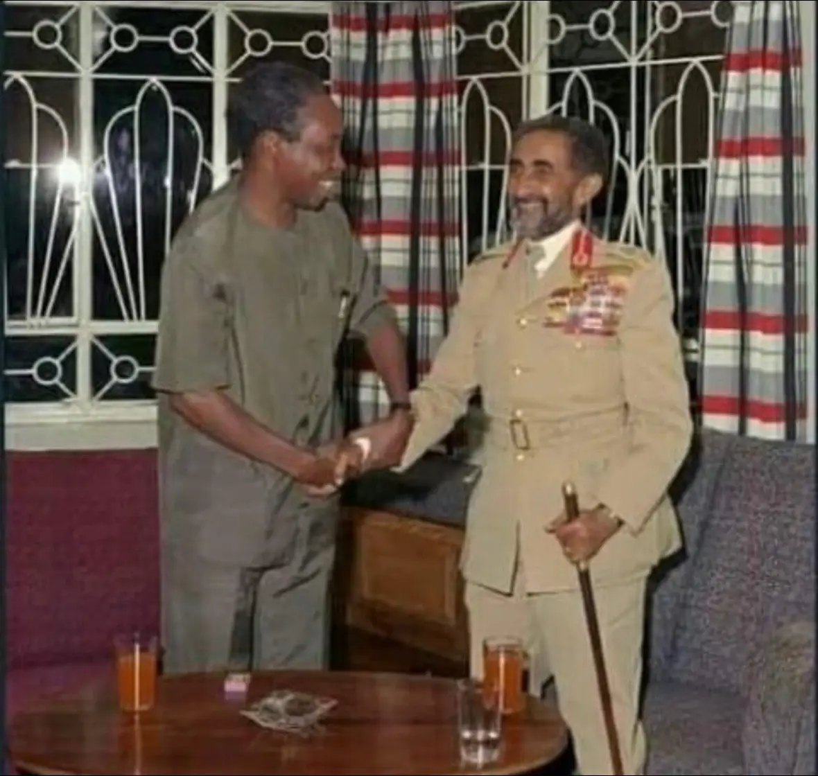 Mkutano wa kwanza wa Umoja wa Nchi Huru za Afrika ulifanyika Addis Ababa, Ethiopia, tarehe 22 - 25 Mei 1963 chini ya uenyeji wa Mfalme Haile Selassie aliyeongoza Ethiopia wakati huo. Umoja huo ulianzishwa rasmi kwenye mkutano huo tarehe 25 Mei, mkutano uliohudhuriwa na Rais Julius Kambarage Nyerere akiongoza serikali ya Tanganyika. Mwezi Septemba 1974 Mfalme Selassie alipinduliwa na kuondolewa madarakani na jeshi la nchi yake na Ethiopia ikaongozwa na Kanali Mengistu Haile Mariam hadi Mei 1991. Selassie anakumbukwa kwa msaada uliyotolewa na Ethiopia kwenye harakati za ukombozi wa bara la Afrika, na kwa uungaji wake mkono wa mrengo wa Umujumai wa Afrika. Hali kadhalika, wafuasi wa dini ya Rastafarian wanaamini kuwa Selassie ni masia wao. Mwanamuziki wa reggae kutoka Jamaica, Bob Marley, amemtaja Selassie kwenye baadhi ya nyimbo zake kama So Jah Seh, Exodus, Iron Lion Zion, na Forever Living Jay. Kwenye wimbo wake, War, Marley ananukuu sehemu kubwa ya hotuba ya Selassie aliyoitoa Umoja wa Mataifa mwaka 1963. Mwalimu Nyerere, Mfalme Selassie, na Marley wanatambulika kuwa wanamajumui wa Afrika waliofanya jitihada kupitia nafasi zao kuunganisha nguvu za Waafrika kupigania uhuru, umoja, na ustawi wa bara la Afrika. Picha: Mwalimu Nyerere, na Mfalme Haile Selassie. Picha hii sijui ni ya mwaka gani lakini naamini ilichukuliwa kwenye Ikulu Ndogo, Moshi, Tanzania. #haileselassie #selassie #mwalimunyerere #juliusnyerere #nyerere      