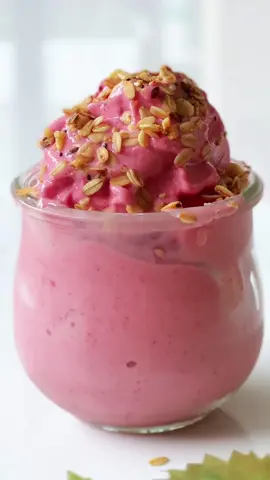 Sorvete proteico de morango (cremoso e saudável) Esse é o tipo de receita saudável que todo mundo precisa saber… Um sorvete com poucos ingredientes, fácil de preparar e fica gostoso demais.  📌 Salva esse vídeo para não perder. 👯‍♀️ Marca aquele amigo que gosta de saladas. 👉 Para mais receitas siga @bettoauge Ingredientes: 1 banana madura congelada  2 xícaras de morango congelado 1 pote do iogurte grego ou natural Opcional: 1 dose de whey protein sabor baunilha Para finalizar: Granola ou coco ralado RENDIMENTO: 1 porção grande ou 2 pequenas. 🎬 siga o passo a passo do vídeo para preparar. Conhece alguém que gosta de uma receita fácil e saudável? Marque o “@“ aqui nos comentários👇 #tiktokreceita #receita #sorveteproteico #receitas     