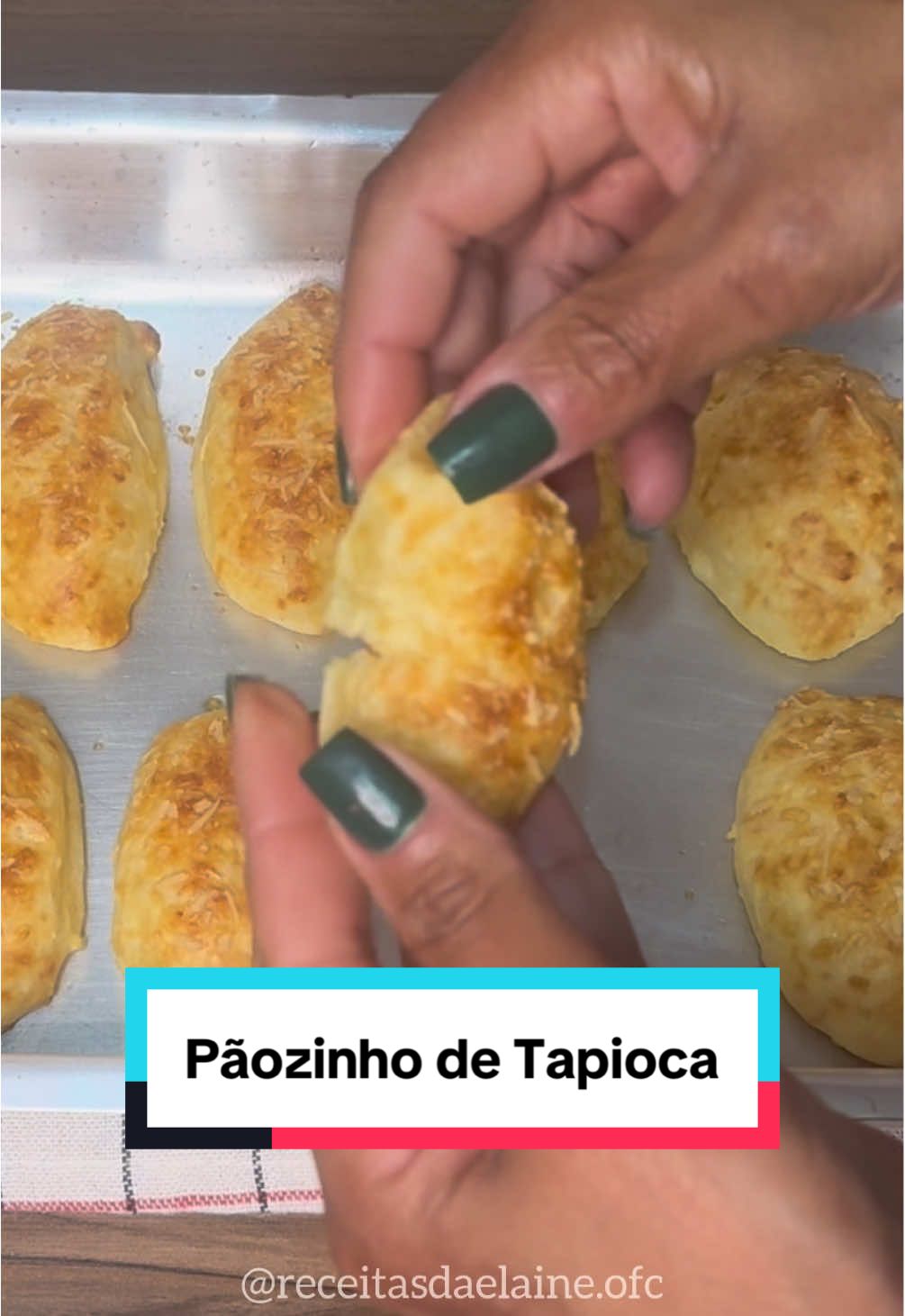 PÃOZINHO fácil de TAPIOCA / NÃO PRECISA SOVAR  Siga @receitasdaelaine (secundaria)  Deixe um ❤️ se você gostou! Me siga para mais.. 👩🏾‍🍳Ingredientes: 1 xícara chá de tapioca granulada  400ml de leite morno  4 colheres sopa de queijo parmesão ralado  1 pitada de sal 2 ovos  *pode usar muçarela, parmesão ou provolone pra polvilhar os pãezinhos 😉 #pao #paes #tapioca #lanche #lanchesaudavel 