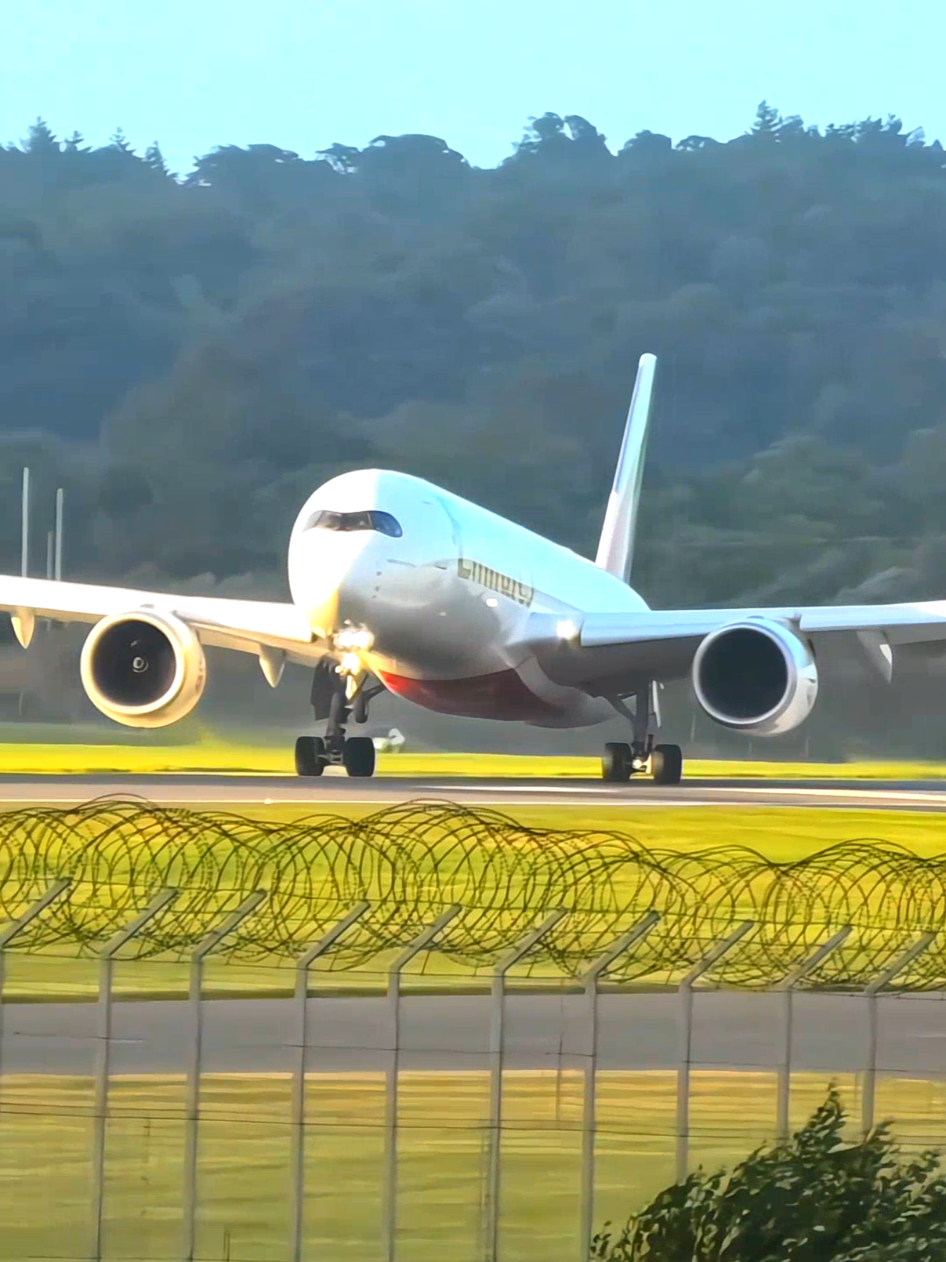 STORM FLORIS Emirates A350 Crosswind Landing #Flight #TravelGoals #AviationPhotography #avgeek #airbus #a350 #emirates #landing #dubai #treding #travel #tranding 