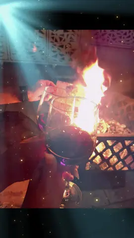 🔥 Povestea focului care a ars trecutul Sunt seri în care tăcerea cântă mai puternic decât orice cuvânt. Aseară a fost una dintre acele seri. Eu și El am aprins focul — nu doar din lemne, ci și din noi, din tot ce rămăsese nespus, nevindecat, neterminat. În mâinile mele tremurau fotografiile. Fiecare bucată de hârtie era o amintire înrămată, un fragment dintr-o viață pe care am iubit-o și care, încet-încet, a murit.  Am privit chipurile noastre tinere, zâmbetele care păreau veșnice, momentele care păreau indestructibile… și mi-am dat seama că nu mai recunosc acei oameni.  Pozele nu mai erau despre noi, ci despre doi străini care au trăit cândva sub același cer. Le-am aruncat în foc. Una câte una.  Am privit cum flăcările mușcau din ele, cum culorile se topeau în roșu și negru, cum zâmbetele dispăreau într-o clipă de fum.  Și odată cu ele, am simțit cum o parte din mine se eliberează. A fost dureros, dar și eliberator — ca și cum focul îmi lua de pe umeri povara anilor în care am crezut, am sperat, am iubit orbește. Am băut vin împreună.  O sticlă întreagă, care nu era despre sărbătoare, ci despre despărțire.  Am băut ca doi camarazi care au supraviețuit aceleiași bătălii, dar care știu că drumurile lor nu se mai întâlnesc. Fiecare înghițitură era un rămas-bun nerostit. Și apoi, fără cuvinte, a început ultimul nostru dans. Pașii erau grei, aproape nefirești, dar și plini de o tandrețe amară.  Dansam nu pentru viitor, ci pentru trecut.  Nu pentru iubire, ci pentru ce a rămas din ea.  Era dansul sfârșitului, dar și al recunoașterii: am fost, am trăit, am ars. În jurul nostru, focul trosnea ca o inimă prea plină. Cenușa cădea ușor, ca o ninsoare neagră peste tot ce am fost.  Și în tăcerea aceea, mi-am spus:  Acum pot pleca.  Acum pot să mă desprind. Nu a fost doar un ritual.  A fost o renaștere.  Am ars fotografii, dar de fapt am ars lanțurile.  Am băut vin, dar de fapt am băut libertatea. Am dansat, dar de fapt mi-am luat sufletul de mână și l-am condus afară din întuneric. Aseară am înțeles că unele povești nu se termină cu ură, ci cu un foc care purifică, cu un dans care închide cercul și cu o inimă care, în sfârșit, îndrăznește să spună:  Mă eliberez. Aceasta nu este povestea unei despărțiri. Este povestea unui nou început. 🌙✨  — poveste vie scrisă din suflet și tăcere.
