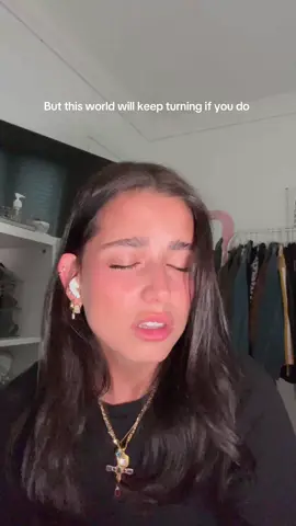 THIS SONG SHATTERS MEE😭 @yungblud #fyp #foryou #foryoupage #singing #singer #viral #trendingtiktok #viraltiktok #trendy #trend #trending #sofiacamara #viralvideos #cover #coversong #singingchallenge #singingcover #singersoftiktok #yungblud 