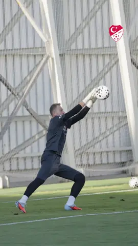 2026 FIFA Dünya Kupası Elemeleri E Grubu’ndaki ikinci maçında Avrupa Şampiyonu İspanya’yı Konya’da ağırlayacak A Millî Takımımız, karşılaşmanın hazırlıklarına Konyaspor Kayacık Tesisleri’nde gerçekleştirdiği antrenmanla başladı. #BizimÇocuklar | #FIFAWorldCup