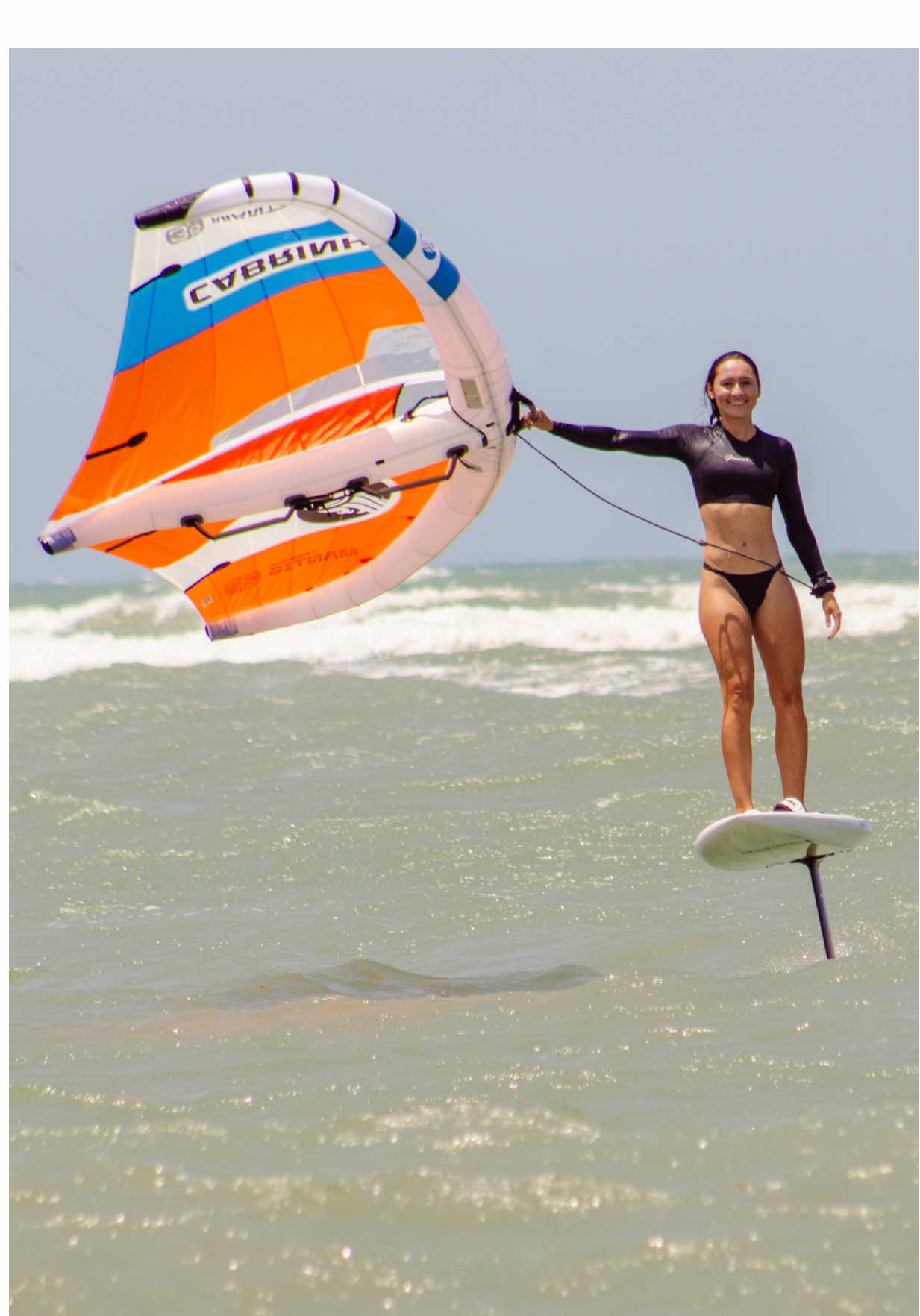 Que velejo delicioso esse em Paracuru ! Na maré seca é uma verdadeira piscininha, perfeita para treinar manobras e aprender Wingfoil. Já na maré cheia é um parque de diversões completo com muitas ondas perfeitas.  Completamente apaixonada ! @lapetitemaison.quebramar torna tudo melhor ainda oferecendo uma estrutura completa para passar o dia inteirinho velejando 💖🌸🌷