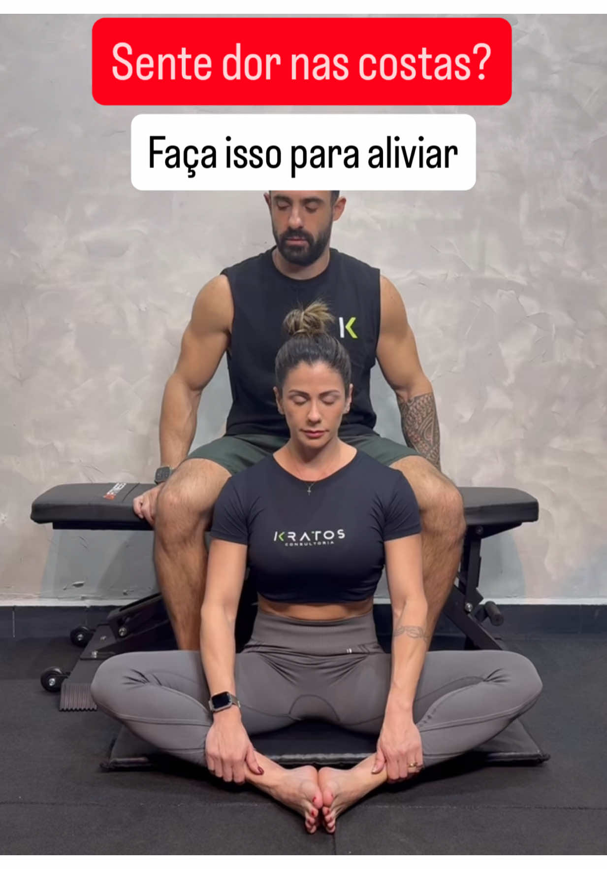 Sente dor nas costas no fim do dia? 😣 Então salva esse vídeo porque esse alongamento vai ser seu novo aliado!  Super simples, relaxante e só precisa da ajuda do seu parceiro(a).  👉🏼Faça 2x de 30 a 40 segundos e depois volta aqui pra me contar nos comentários se não foi uma maravilha! #Alongamento #MomentoRelax #MétodoKratos