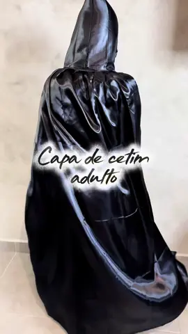 Nossa capa de cetim premium é o toque dramático que faltava na sua fantasia! #lookshalloween #fantasiahalloween #fantasiavampiro #inspiracoeshalloween #fantasiabruxa #fantasiadracula #capadecetim 