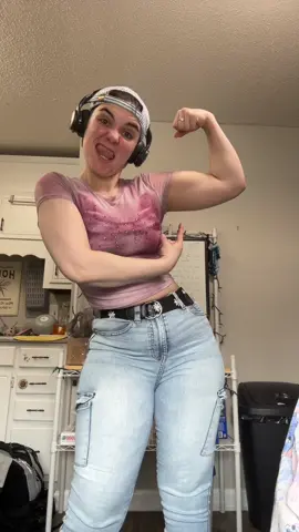 I love flexing in pink shirts  #curvyfashion #musclemommy #girlswholift #biceps #muscularwomen 