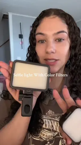 Level up your content with this wider, brighter selfie light ✨ ✅ 3 light modes ✅ Clamp for phones/tablets/laptops ✅ Screw hole for cameras/stands ✅ 4 color filters ✅ Bright & easy setup #selfielight #contentcreator #tiktokshopfinds #lighting #yamiluzd 