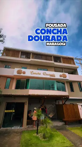 Me hospedei na pousada com melhor custo-benefício de Maragogi!!! A poucos metros da orla, a @pousadaconchadourada me surpreendeu positivamente com tudo que eles disponibilizam para os hóspedes e com o preço super competitivo.  Com diárias a partir de 188,00 você tem a sua disposição café da manhã, piscina e toda a estrutura que a pousada tem. FOI A MELHOR que fiquei até hoje dentro desse orçamento.  VOU DEIXAR AS INFORMAÇÕES IMPORTANTES PRA VOCÊ QUE QUER CONHECER: 🏠 Pousada Concha Dourada  📍Endereço: Carvão, R. Praça Alfredo Volpi - Maragogi/AL ☎️ Reservas: 82. 98708-2252 🟣 Instagram: @pousadaconchadourada ⚠️ Na BIO do Instagram da pousada tem o link para reservas.  #pousada #hospedagem #maragogi #alagoas #nordeste 