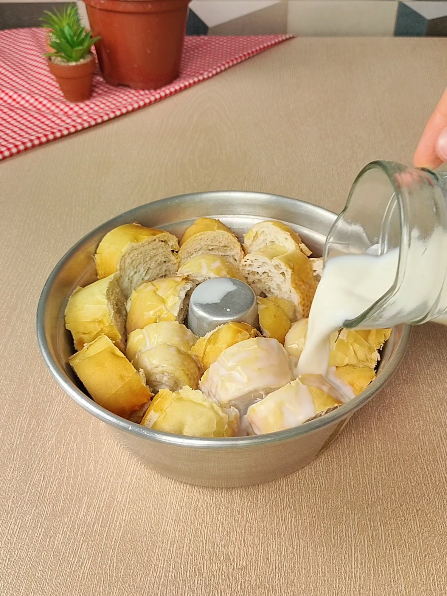É isso que eu faço quando eu tenho pão velho em casa #pudim #pao #sobremesa #confeitaria #receita