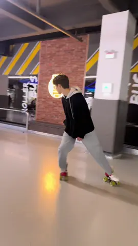 25년 2월 28일  포항 롤러버스🛼 바닥이 미끄러워서 다들 적응 못하는데 아들램 금새 미끄러움에 적응함👏👏👏