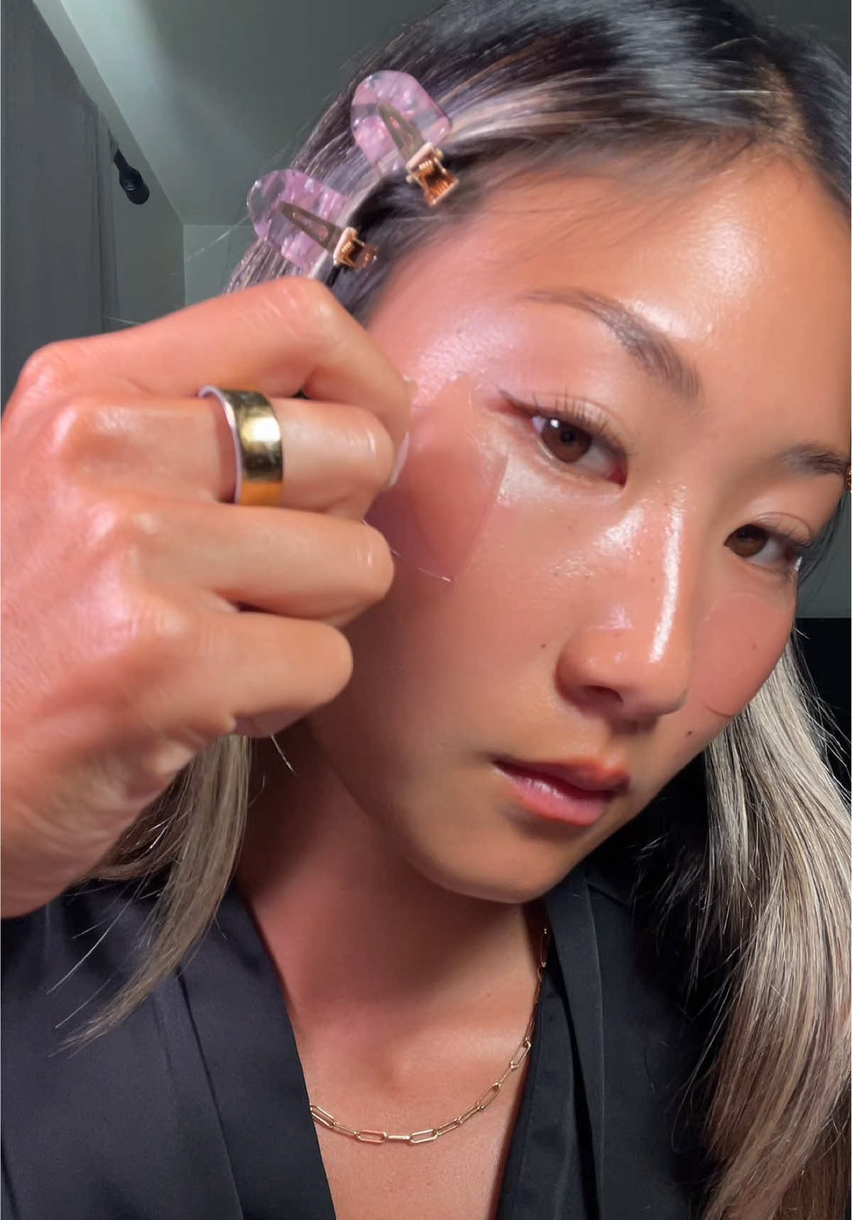 this pink caffeine eye patch is like a shot of espresso for your eyes♥️ brightens & activates tired eyes in 10 min ☕💥 @COSRX US #cosrx #cosrxus #peptideeyepatch #caffeineeyepatch #hydrogeleyepatch 