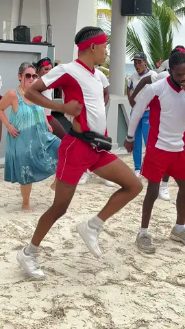 Bruh🤣🤣🤣the staff here lit @Miguel Ford #riuaquarelle #riu 