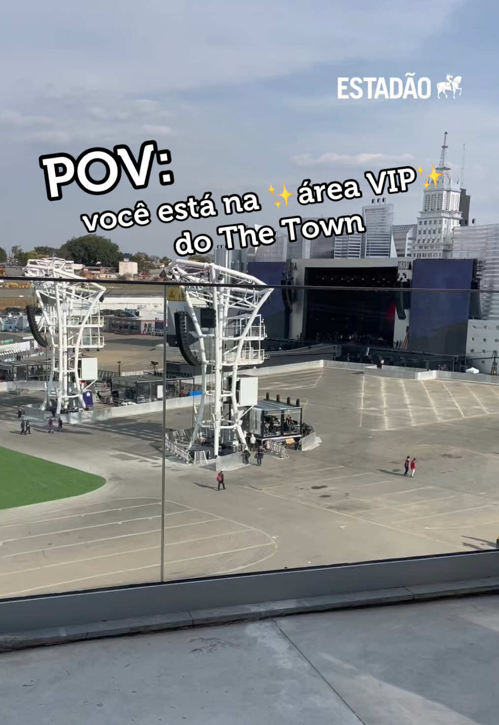 Próxima ao palco Skyline, a nova área vip do #TheTown é descrita como um “refúgio”. Reservada para membros dos clubes de benefícios The Town Club One e Town Club Rock Star, o acesso ao espaço pode chegar a até R$ 16 mil reais por pessoa em um pacote que inclui transfer exclusivo, fast pass para brinquedos, álbum de fotos e possibilidade de compra de translado aéreo. #thetown2025 #VIP 