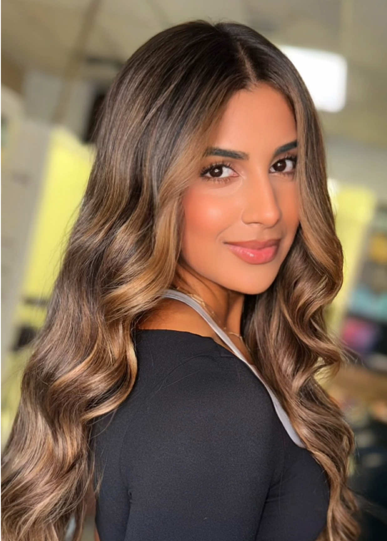 Un balayage caramelo con su cuartecito que ilumina el rostro y resalta lo mejor de ti ✨. ¿Lista para tu cambio? 💕 Agenda tu cita y déjate sorprender.