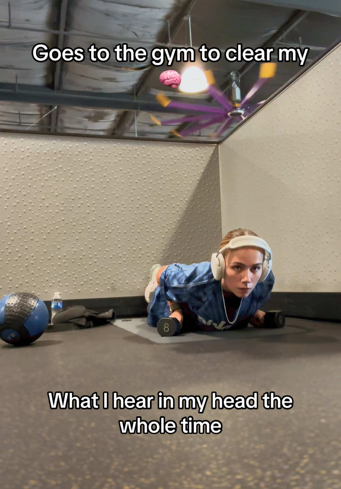 Brooo watching this back I definitely have a hyperextended right arm 👀😵 watch it, closest to the medicine ball!  #gymgirlsoftiktok #fyp #wlw #pushups #discipline 