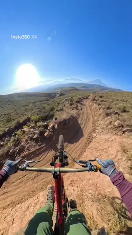 Una bajada tranqui hasta que veo a alguien subir por la ruta 😬, pude pisarte wey. #downhill #mtb #enduromtb #mollebayabikepark #insta360 