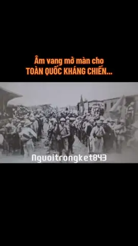 Đêm 19/12/1946. Hà Nội chìm trong bóng tối. Thời khắc lịch sử ngàn năm có một đang đến gần. Rồi từ phía Pháo đài Láng, những họng pháo khạc lửa, rung chuyển cả đất trời. Đó không chỉ là tiếng nổ của thuốc súng, mà là tiếng trống thúc quân, là lời thề sấm sét của một dân tộc quyết không chịu làm nô lệ. Mỗi phát đạn từ Pháo đài Láng như giáng xuống ách thực dân, như lời hiệu triệu gửi đi khắp non sông: dân tộc này thà hi sinh tất cả chứ nhất định không chịu mất nước. Trong tiếng nổ ấy là hơi thở của ngàn năm lịch sử, là nỗi đau từ những trang máu và nước mắt, là khát vọng tự do bùng cháy trong từng trái tim Việt Nam. Hà Nội hưởng ứng trước tiên. Những ngôi nhà tự đốt lên, những con đường dựng chướng ngại vật, từng viên gạch, thanh sắt, toa tàu điện đều hóa thành vũ khí. Người dân thủ đô từ các chiến sĩ Vệ quốc quân đến bà mẹ, em nhỏ đều nhập vào dòng thác kháng chiến. Không còn ranh giới giữa quân và dân – tất cả là một, tất cả là Việt Nam. Từ tiếng nổ mở đầu của Pháo đài Láng, ngọn lửa lan nhanh khắp đất nước. Núi rừng Tây Bắc, bờ biển miền Trung, đồng bằng Nam Bộ… đâu đâu cũng vọng lại lời thề sắt son: quyết đánh cho đến ngày toàn thắng. Một dân tộc nhỏ bé đã hiên ngang bước vào cuộc đọ sức trường kỳ với kẻ thù mạnh nhất, mang trong tim niềm tin tuyệt đối vào chính nghĩa và sức mạnh của mình. Tiếng pháo Láng không chỉ là khởi đầu của một trận đánh, mà là khúc dạo đầu của bản anh hùng ca vĩ đại. Từ khoảnh khắc ấy, dân tộc Việt Nam đã viết nên trang sử mới: dẫu phải trả giá bằng máu, bằng xương, đất nước này nhất định giành lại độc lập, tự do.  #theodonglichsu #lichsu #nguoikesu #vietnamhungcuong #camxuclichsu   