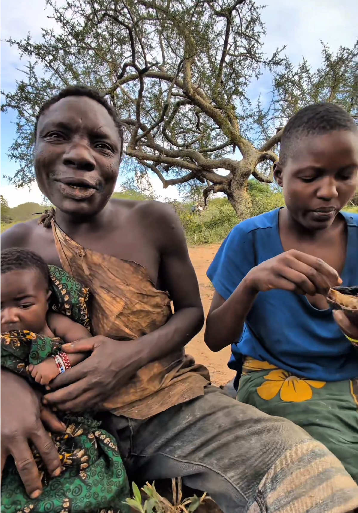 Chaaba ate soft and sticky potatoes and grilled meat, ate and drank enough to help his wife take care of the children#hadzabetribe #foryoupage #cooking #tiktok_usa🇺🇸🇺🇸 #chaaba 