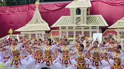 Dancing කරන කෙල්ලො කොල්ලන්ගෙ එකම හිනය 