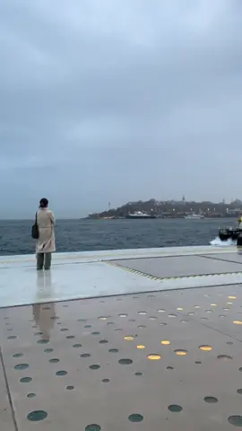 Bir zamanlar kalbime aşk hakkında sormuştum. Tarihle başladığını ve acıyla bittiğini söylemişti! Aman Tanrım, ayrılık karşısında bana sabır ver, aman Tanrım. Sabrım çiğ et, iç çekişlerim aslanlar gibi! #istanbul🇹🇷  #glatatower #trend #explore #تركيا 