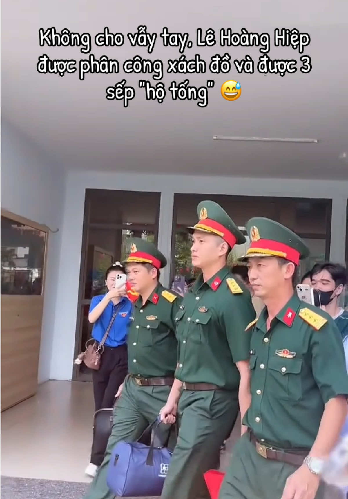 2 sếp đi 2 bên trong bụng kiểu: “t lạy m, bớt cười dùm t, chưa đủ khổ hay gì” 😅 #lehoanghiepa80 #A80 #dieubinh80namquockhanh #dieubinhdieuhanh #dieubinha80 