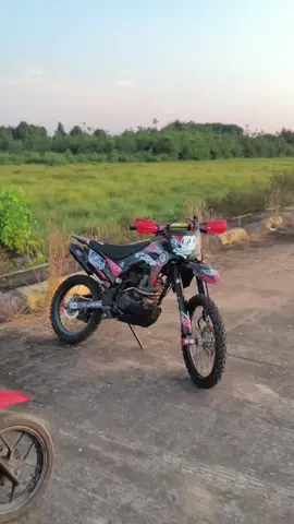 ✨DECAL STICKER CRF 150 L DENGAN MOTIF ELEGAN tersebut dicetak menggunakan mesin indoor, sehingga menghasilkan warna-warna pekat dan cerah yang tahan lama. Selain itu, stiker motor ini pas untuk dipasang pada body Honda CRF 150. #decalcrffullbody #decalcrf  #promo99 #fyp 