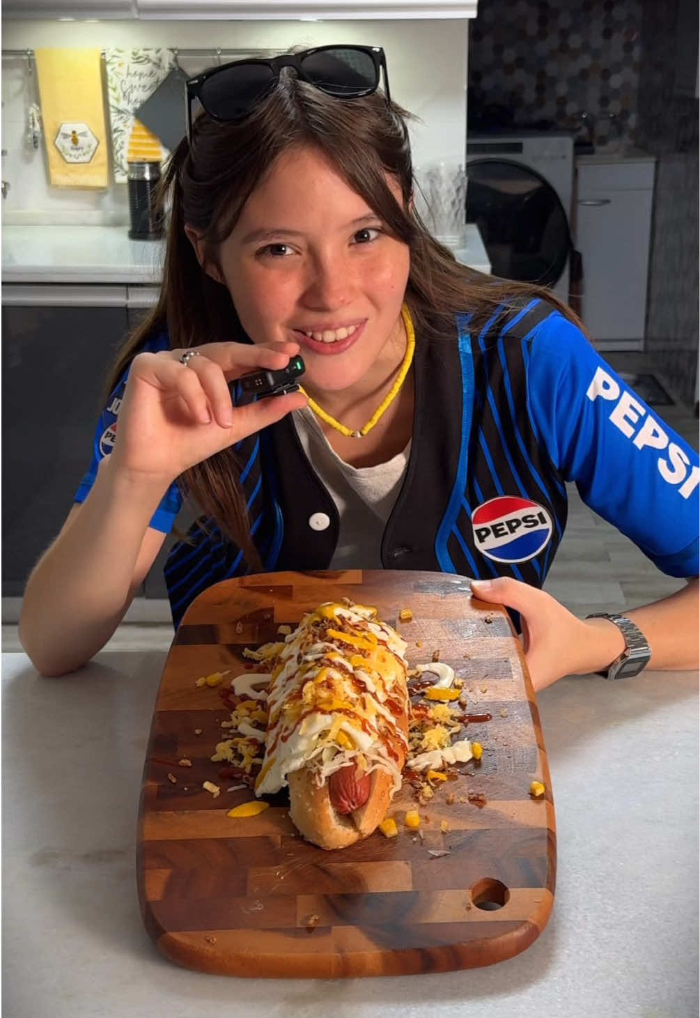 Mi historia de 100 perros, haciendo 1 🌭 Perro Caliente Venezolano o “Asquerosito” Mi versión tiene: Salchicha Frankfurt (Cocida en infusión de agua y cilantro) Repollo rallado Cebolla picada Maíz dulce en granos Huevo frito en manteca de res Queso amarillo rallado Cebolla frita Ketchup Mayonesa Mostaza ¡Disfruta! 🫂