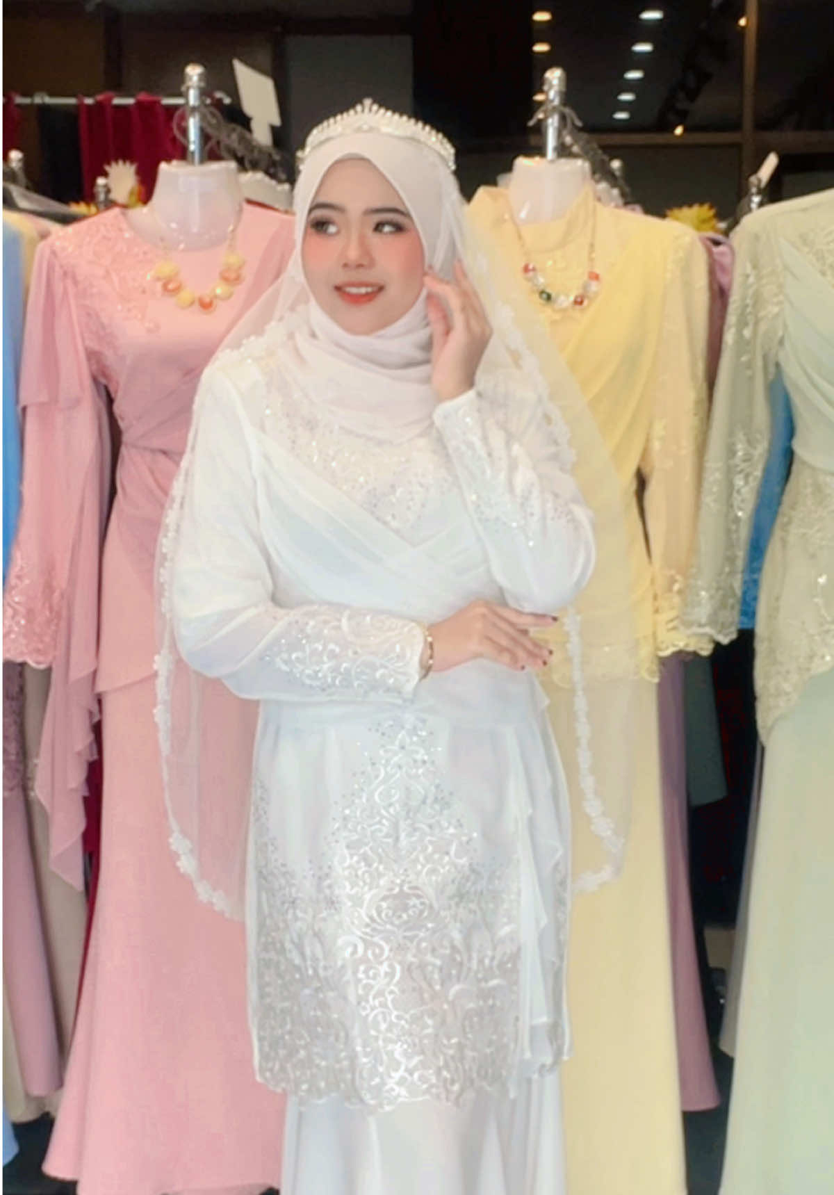 Manis berseri, sederhana tapi eksklusif… itulah pesona Kurung Deluna. Sekali pandang dah jatuh hati 💕 Kurung Deluna memang lain dari yang lain Nak outfit on point untuk special event?  You know where to go!  📍Elly.Emylia Butik (berhadapan Dominos Pizza Pontian)  #ellyemylia #offwhite #butikbajucantik #fyp #bajunikah