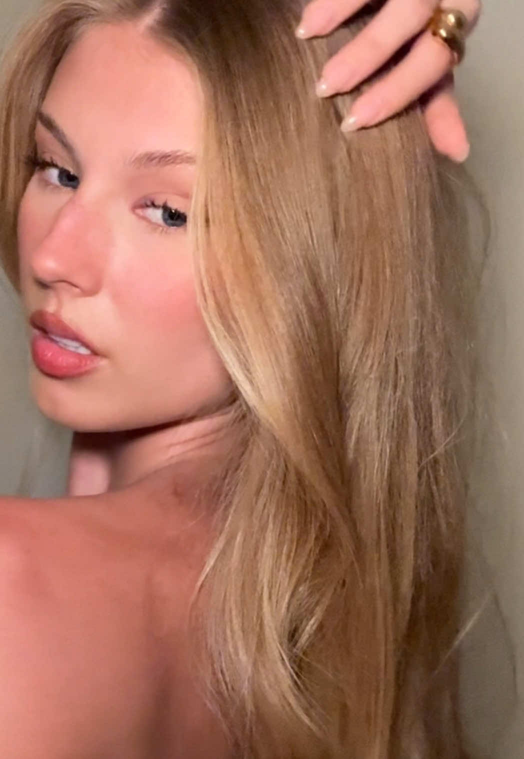 Glossy honey blonde 🍯 #honeyblonde #blowout #fyp #foryou #fouryoupage @FRAIS STUDIOS 