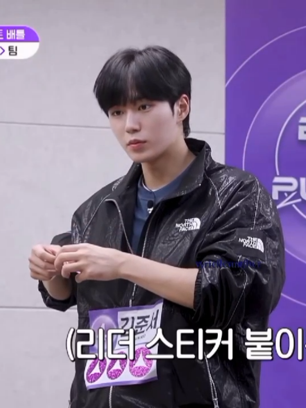 As long as Junseo still has the desire to be a leader, I’m proud of him, because that means he’s not giving up and keeps trying to take the opportunities given, of course with his team’s approval. 🥰 And his teammates acknowledged that Junseo did a good job. By the way guys, if you’re on X, please cheer for Junseo’s friend too, who also got hate just because he defended Junseo. It’s so sad, he’s even thinking of closing his account 🥺 That shows just how bad the hate is over there 😭 #boys2planet #kimjunseo #WEi #boysplanet2 #JUNSEO 