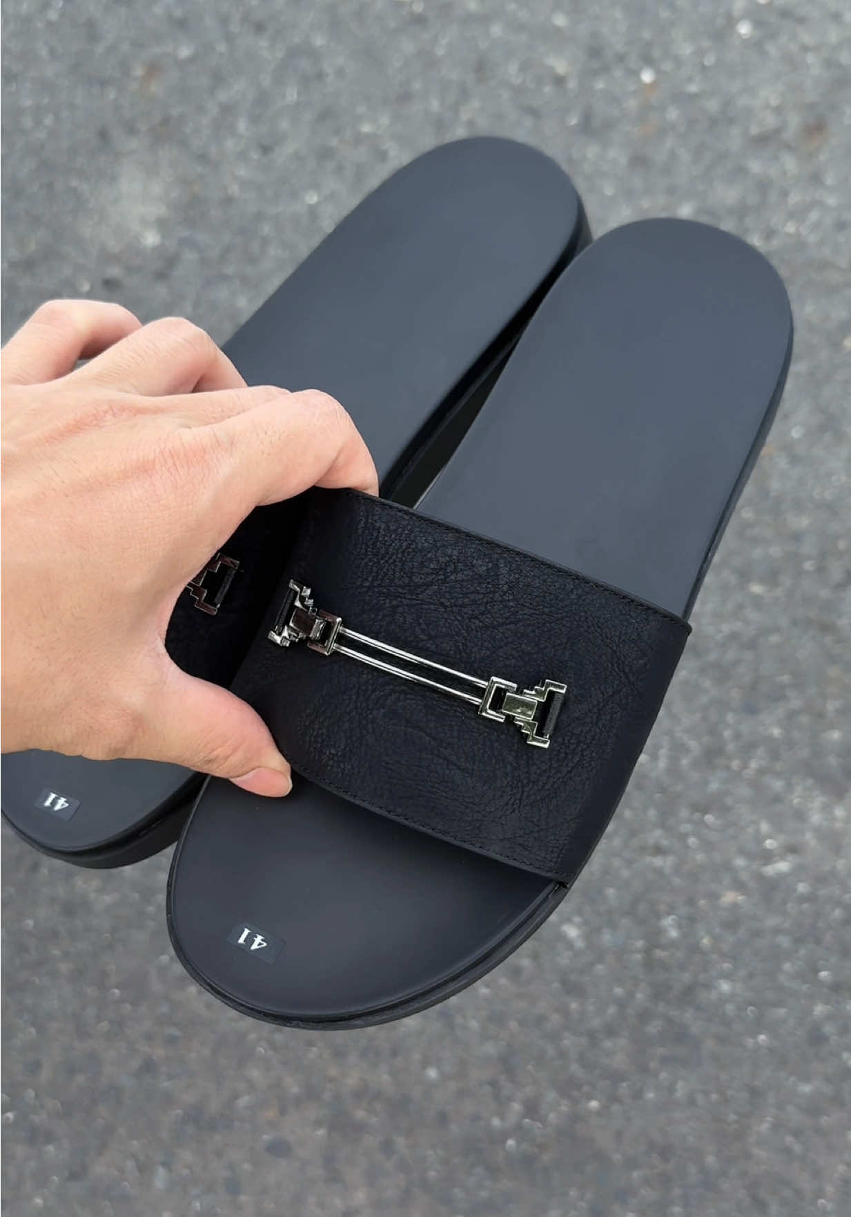 Dép nam quai ngang da sit, đế cao su 2 lớp mềm êm chống trơn, dép có khâu quai viền đế #depdanam #depnam #depnamdep #depnamquaingang #depnamcaocap #depnamhottrend #depnamquaingangcaocap #depnammaumoi #shopthienvu #xuhuong #vairalvideo 