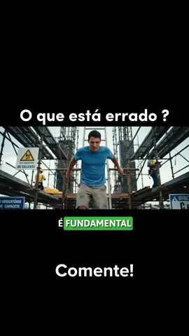 ❌ O erro é não usar EPI! Subir em andaime de chinelo e sem capacete coloca sua vida em risco. Capacete e calçado certo são obrigatórios e salvam vidas na construção civil. Não arrisque—segurança em primeiro lugar! 👷‍♂️🥾   #SegurançaDoTrabalho #EPIObrigatório #ObraSegura #Prevenção #TrabalhoSeguro