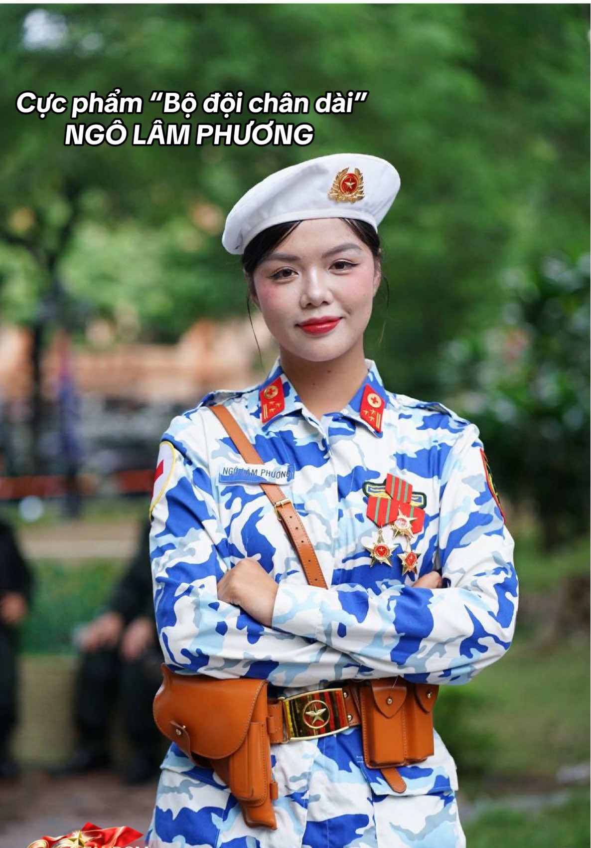 NGÔ LÂM PHƯƠNG - Cô “Bộ đội chân dài” nổi bật từ A50 tới A80 Trung uý Ngô Lâm Phương, sinh năm 2000, Thái Nguyên. Nữ quân nhân sở hữu nhan sắc xinh đẹp, chiều cao lý tưởng 1m73 và có một cá tính rõ ràng, phong cách đời thường vô cùng nổi bật đã trở thành tâm điểm chú ý trên mạng xã hội nhờ vai trò dẫn đầu khối diễu binh Quân y trong A50 và A80 vừa qua. Hiện cô đang công tác tại Đoàn văn công Quân khu 2. Cô gây bão với phong thái vô cùng tự tin, đĩnh đạc. Tố chất và thần thái của một nữ quân nhân được thể hiện vô cùng rõ ràng. #Gatexco20 #Ngolamphuong #viral #quany #quandoinhandanvietnam