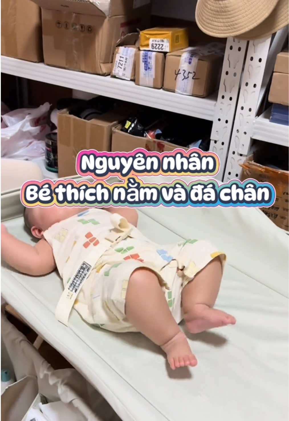 Bé nằm chơi mà cứ đá chân liên tục, có phải bất thường không? 👶       Nhiều bé rất thích nằm và đá chân lên không trung. Nhìn thì tưởng chỉ là trò nghịch ngợm, nhưng thực ra đó là dấu hiệu cho thấy hệ vận động và hệ thần kinh của bé đang phát triển rất tốt ✨. Khi bé đá chân liên tục, các cơ vùng chân – hông – bụng được rèn luyện, hỗ trợ cho việc lật, bò và tập đi sau này. Đồng thời, đây cũng là cách bé khám phá cơ thể mình, cảm nhận sự vận động và xung quanh 🌱. Vậy nên, nếu thấy con nằm chơi và đá chân tung tăng, bố mẹ đừng lo lắng, hãy coi đó là một bước tiến quan trọng trong hành trình lớn khôn của con 🍼💕.”** #chamconchuanYKhoa #tresosinh #embe #mebimsua #viral 