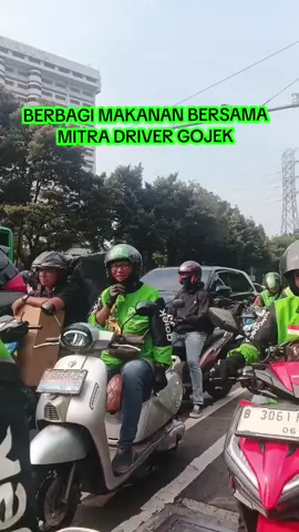 Setelah hiruk-pikuk demo yang melelahkan, Aku dan teman teman mitra driver Gojek berkumpul kembali dalam suasana hangat penuh kebersamaan. Meski badan letih dan hati sempat diuji, kami semua  memilih untuk saling menguatkan dengan cara sederhana namun penuh makna dengan  berbagi 1000 makanan untuk orang sekitar . Semangat gotong royong dan rasa senasib sepenanggungan selalu hadir, menunjukkan bahwa kebersamaan adalah kekuatan terbesar para pejuang jalanan  seperti kami . Terima kasih kawan dan jangan lelah berbuat baik KITA SALING JAGA UNTUK INDONESIA YANG LEBIH BAIK LAGI DAN PENUH KEDAMAIAN SALAM SATU ASPAL #gojek #OJOL #berbuatbaik  ##pejuangrupiah  #fyp  @gojekindonesia 
