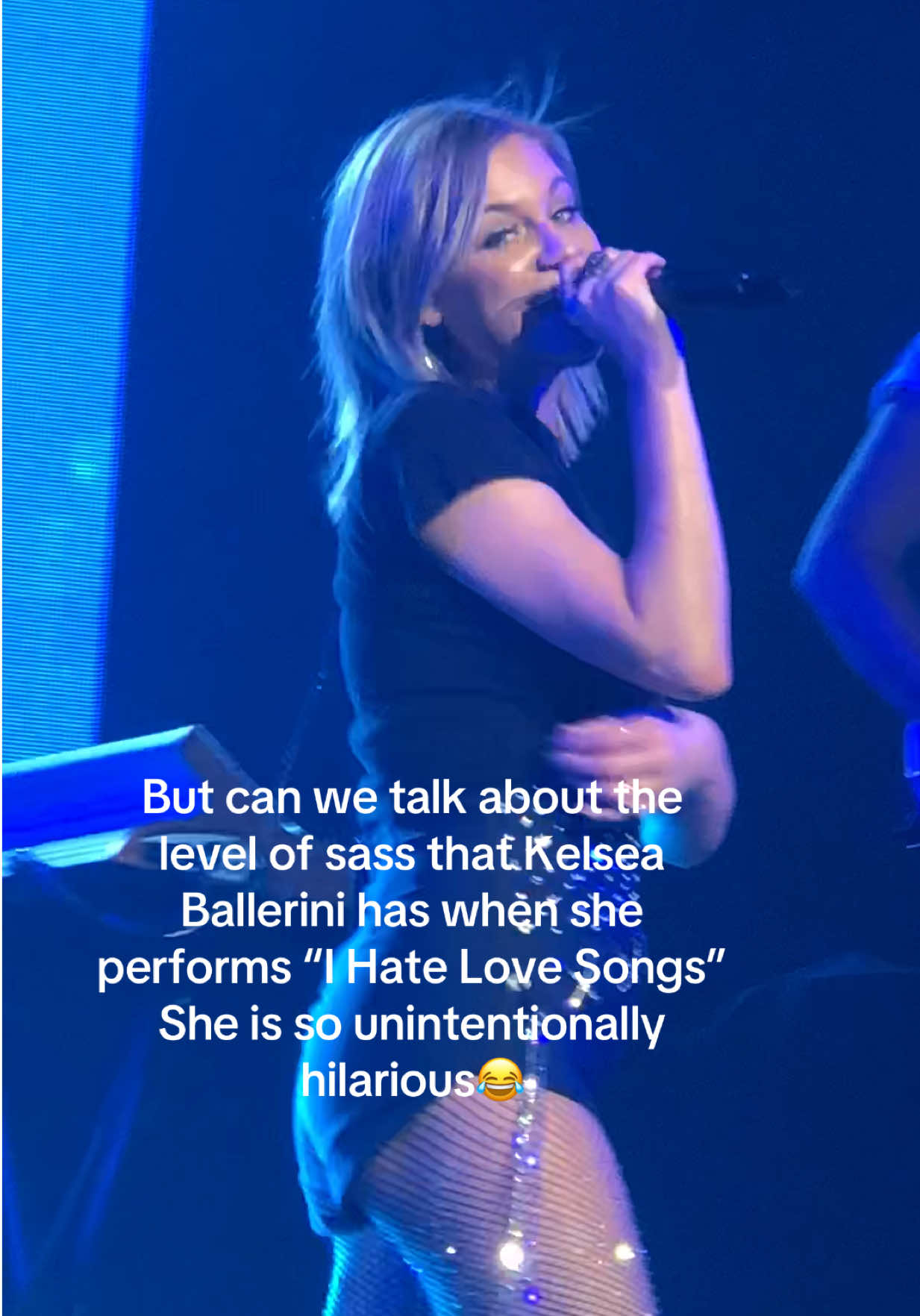 Bahaha. She is so unintentionally hilarious😂 @Kelsea Ballerini #kelseaballerini #kelseaballeriniconcert #kelseaballerinitok #ihatelovesongs #fyp 