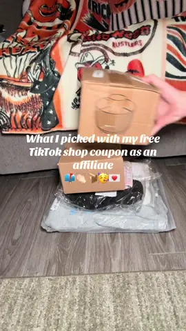 The free coupons come in clutch #tiktokshopaffiliate #tts #ttshop #tiktokshop #haul 