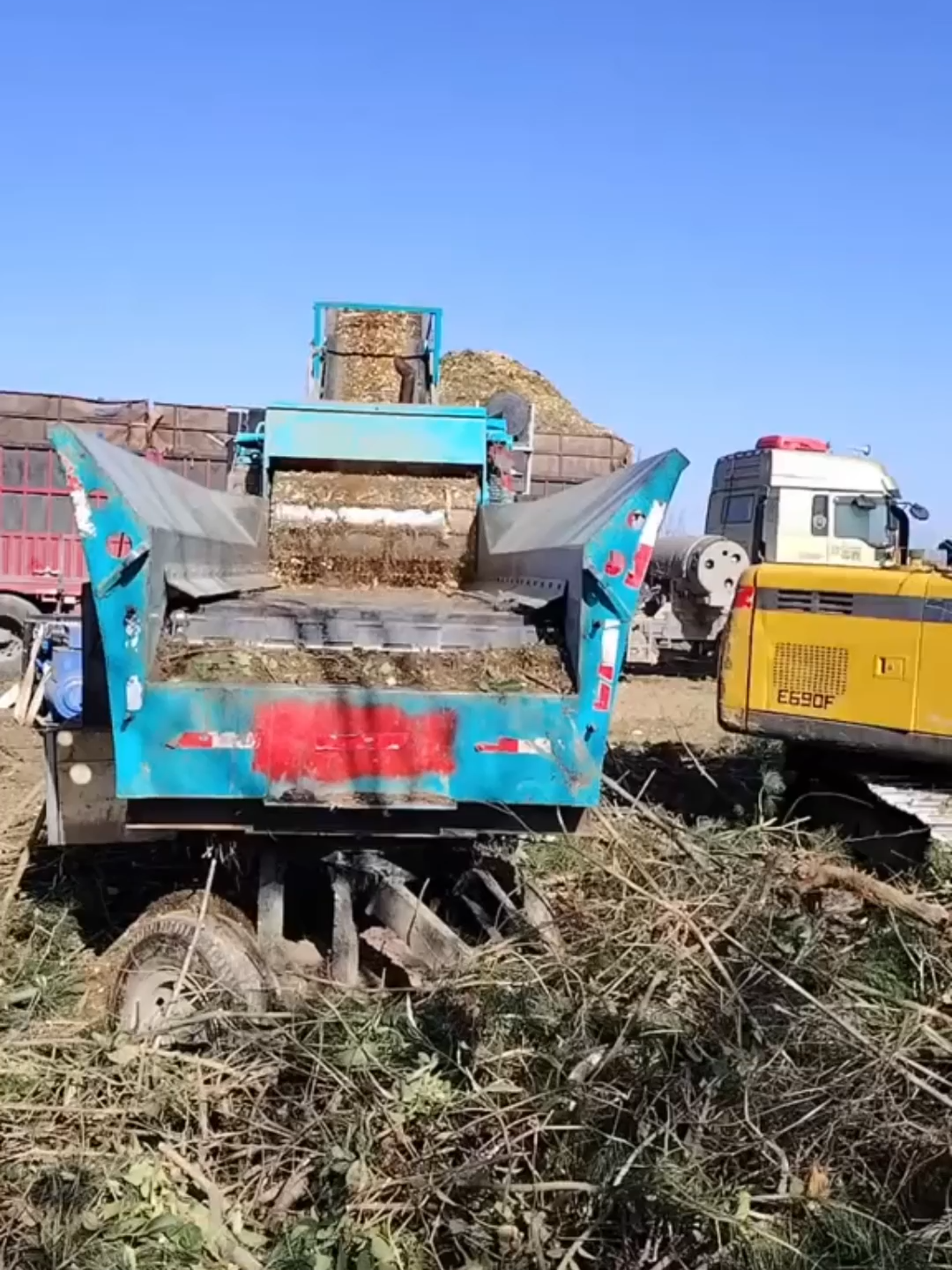 There are usually two types of comprehensive wood crushers: fixed and mobile, and conveyor belt type and chain plate type. The equipment host adopts a fully automatic hydraulic system and a hydraulic buffer system, consisting of a frame, knife rollers, upper and lower feeding devices, automatic screen tensioning structure, hydraulic flip cover system, etc.#Mushroomwoodcrusher #Mushroomgrinder #mushroomgrinder #Woodcrusher #Discwoodcrusher