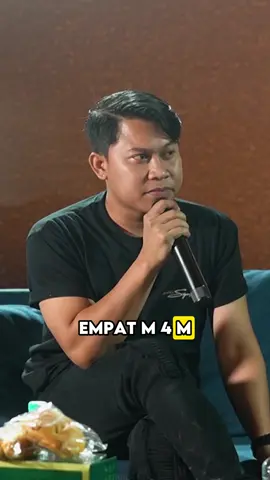 Kisah yang bikin geleng-geleng kepala: kostum Agus Kotak pernah ditawar 4 milyar! ✨ Ada makna apa di balik kostumnya sampai nggak mau dilepas? Tonton selengkapnya di podcast Ridhan Nandari. #Viral #FaktaUnik #CeritaInspiratif #BikinGelengGeleng #KisahSukses #Motivasi #AgusKotak #RidhanNandari #Podcast #KontenKreator #Youtube #Kostum #KoleksiMahal