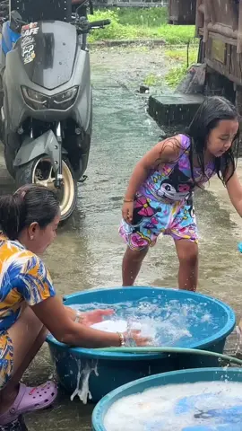 mom and daughter bond #fyp #raining #tiktokph #tiktoktrend #mommyanddaughter 